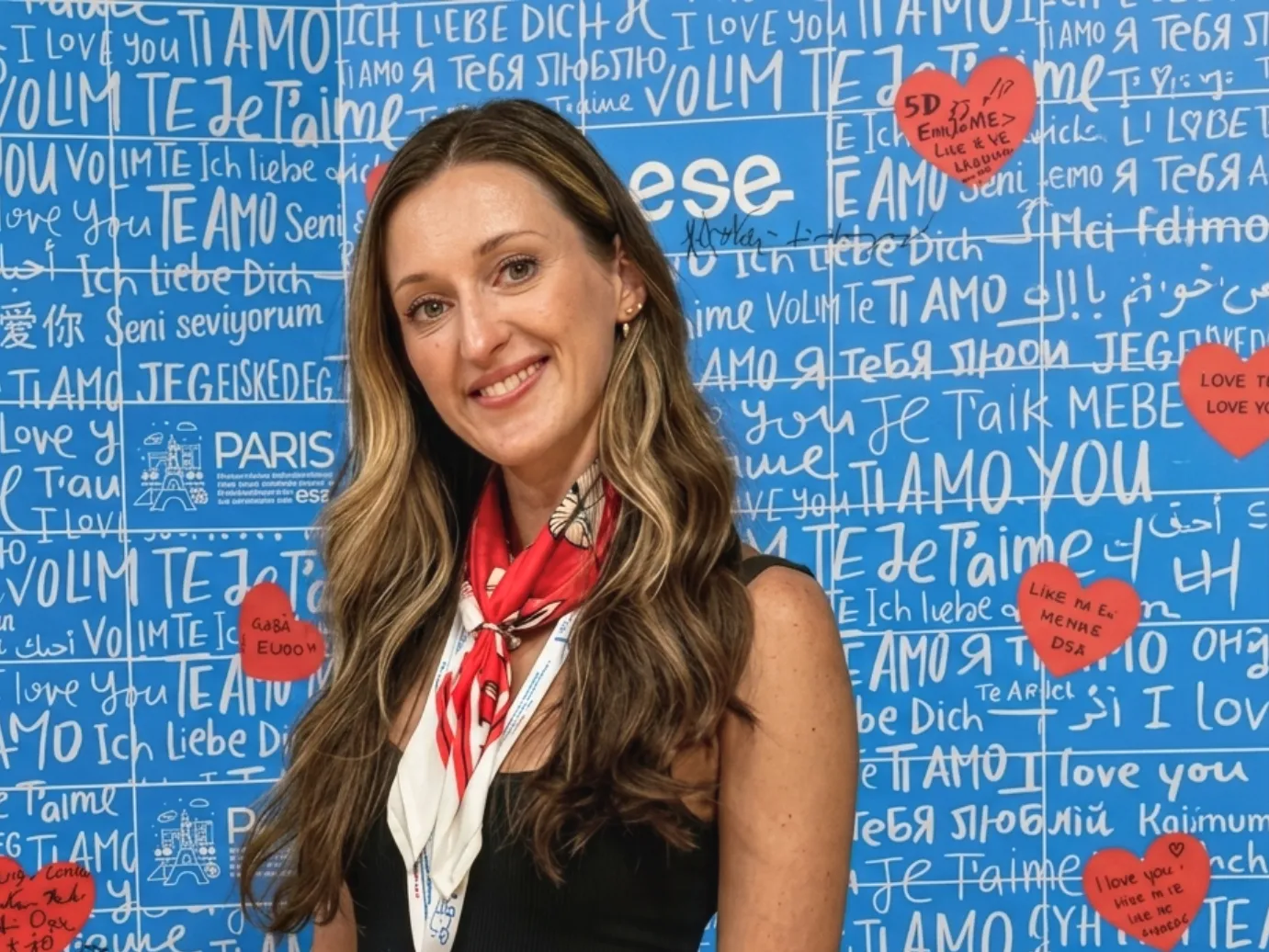 Lekarze stomatolodzy dyskutujący o przypadkach endodontycznych.